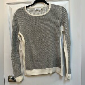 NWOT Calvin Klein knitted sweater.